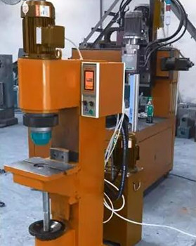 鉚接機廠家有哪些規(guī)格型號？