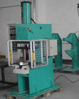 汽車行業(yè)如何運(yùn)用鉚接機(jī)提高組件質(zhì)量和生產(chǎn)效率？